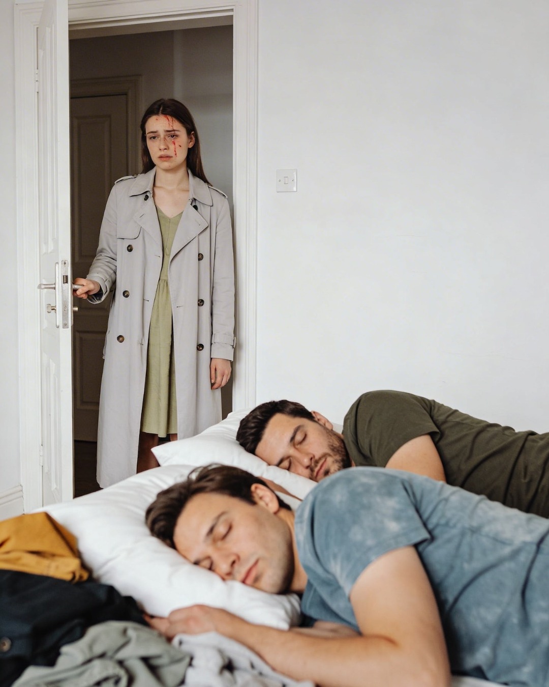 Today, around 11:00 AM, Clara returned home after a four-month business trip. She hadn’t called ahead to warn her husband or her son. In her bag, she carried some vegetables, a cut of beef, and some food they both loved; Clara just wanted to cook them a warm meal like she used to.